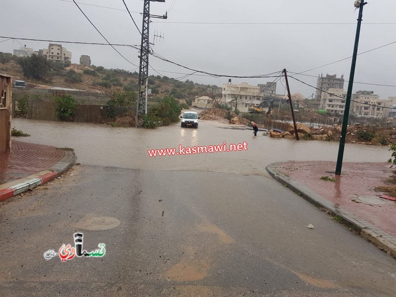 في هذه الأجواء الماطرة ... يكمل العطاء .. طواقم الصيانة ونادر ابو عقل في الميدان يلبون احتياجات الاهالي